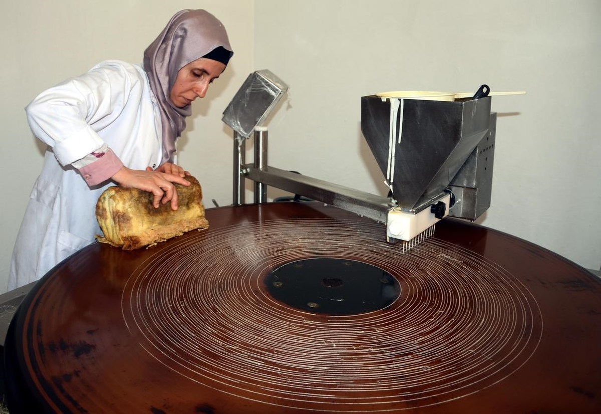 Kınalı Eller Diyarbakır Kadayıfı Üretiyor