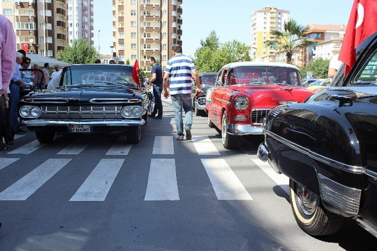 Klasik Otomobiller ile Zafer Bayramı Kutlandı