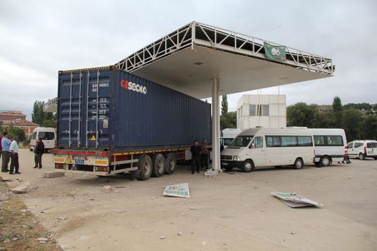Samsun\'da TIR Otogara Daldı