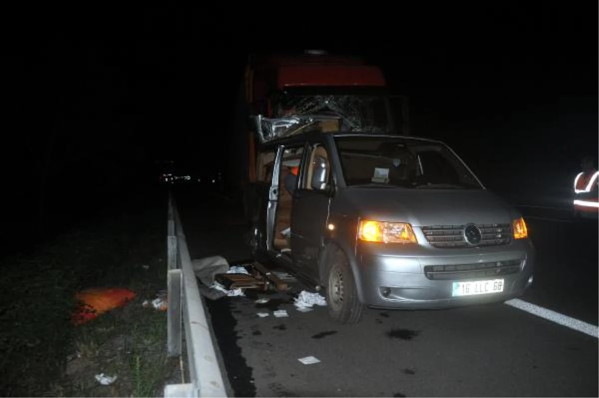 Lastiği Patladığı İçin Duran Minibüse Tır Çarptı: 2 Ölü, 1 Yaralı