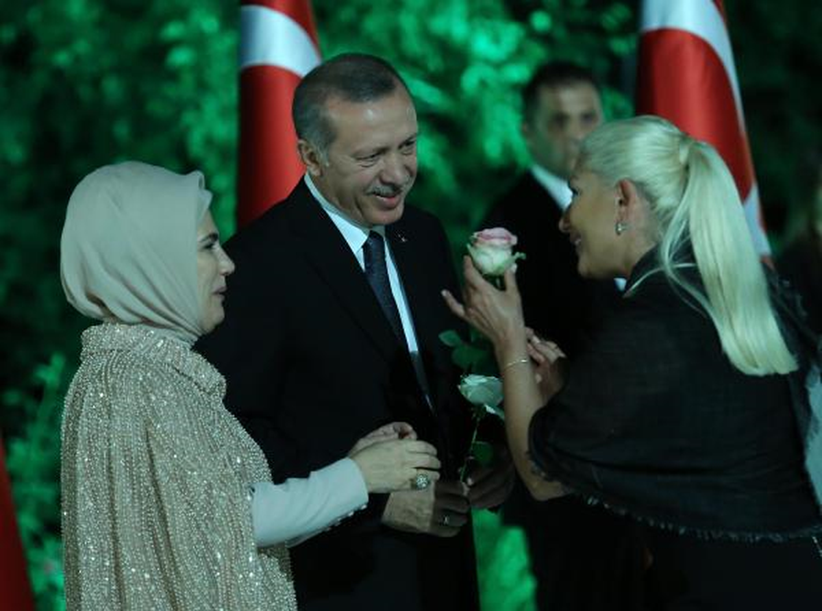 Muazzez Ersoy\'dan Cumhurbaşkanı Erdoğan Ve Eşine Gül Jesti