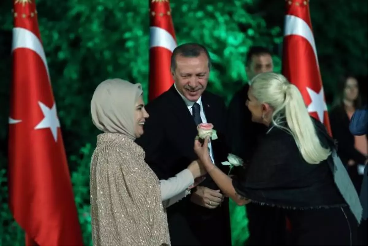 Muazzez Ersoy\'dan Erdoğan Çiftine Gül