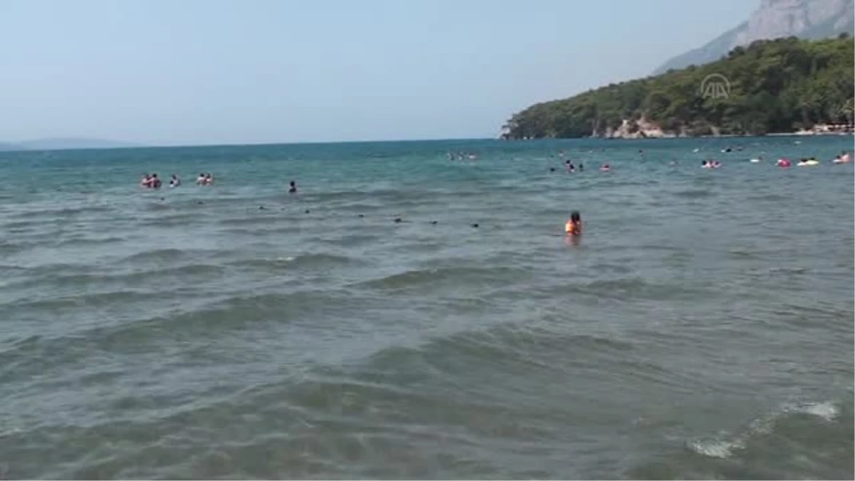 Muğla\'da Sıcak Hava Sahilleri Doldurdu