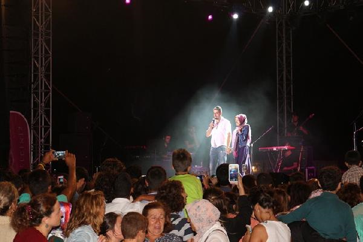 Mustafa Ceceli Konserinde Evlenme Teklifi