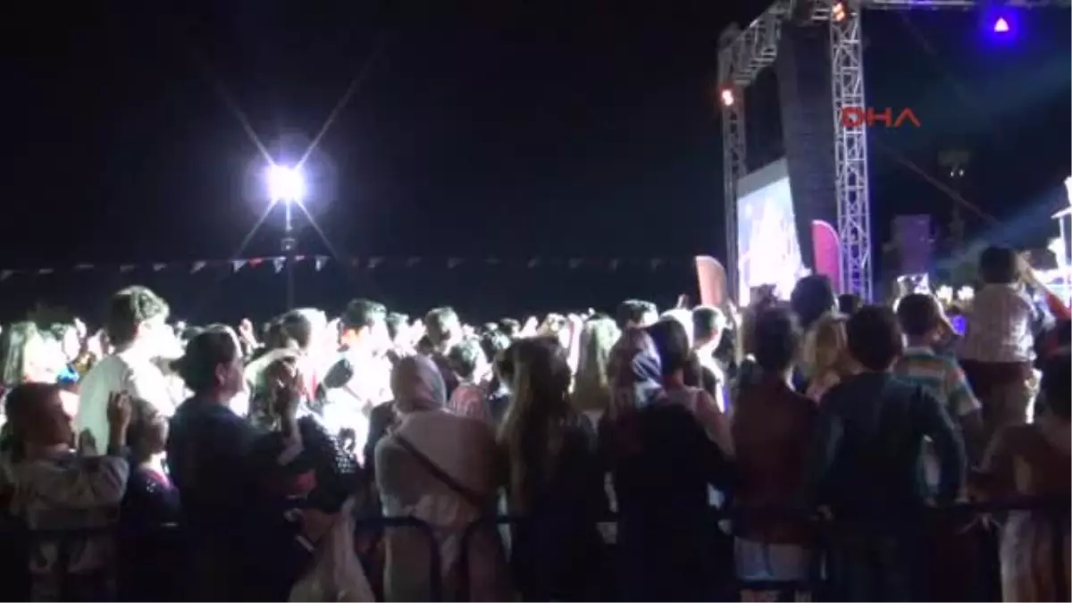 Mustafa Ceceli Konserinde Evlenme Teklifi