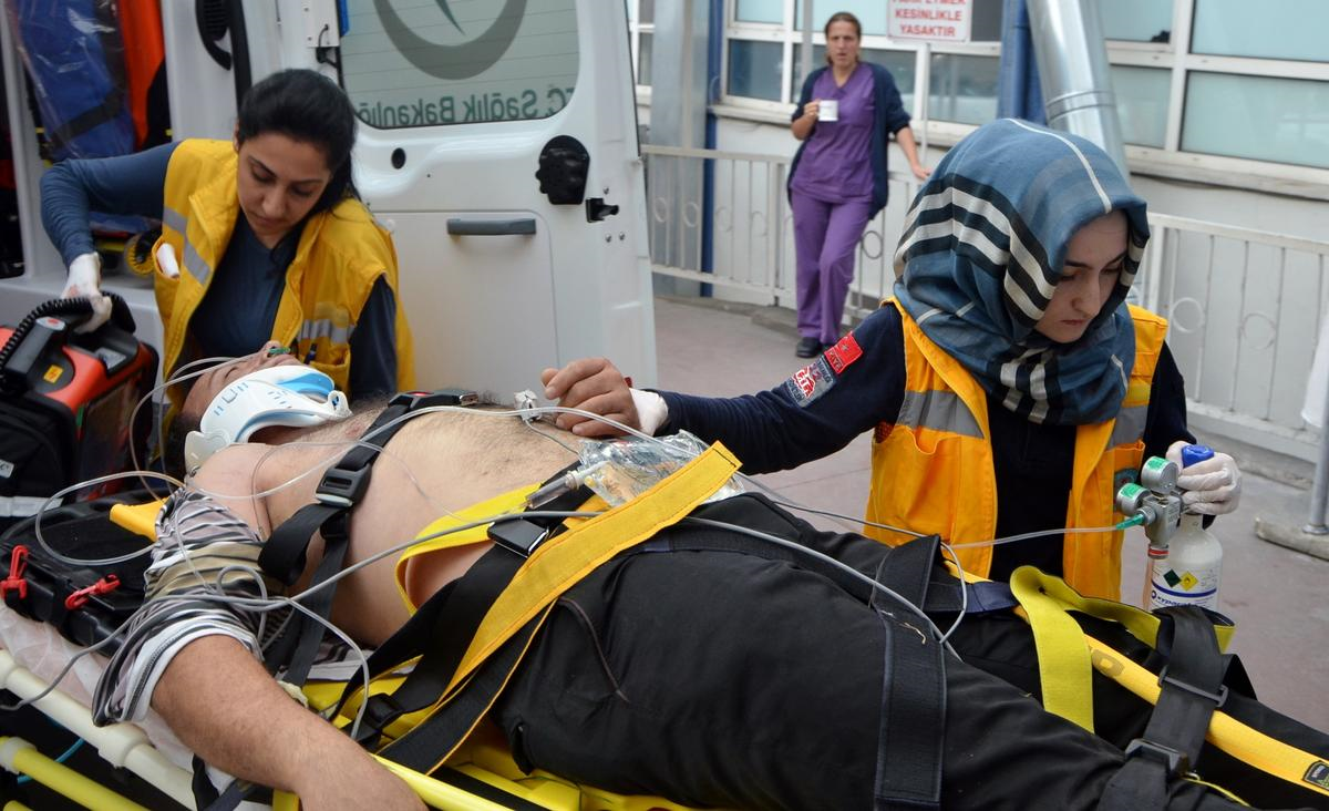 Başiskele\'de Otomobil, Elektrik Direğine Çarptı: 1 Ölü, 1 Yaralı