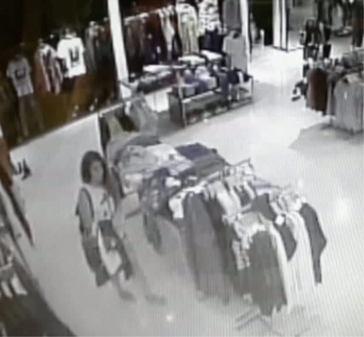 Giyim Mağazasına Dadanan İki Kadın Hırsız Kameraya Yakalandı