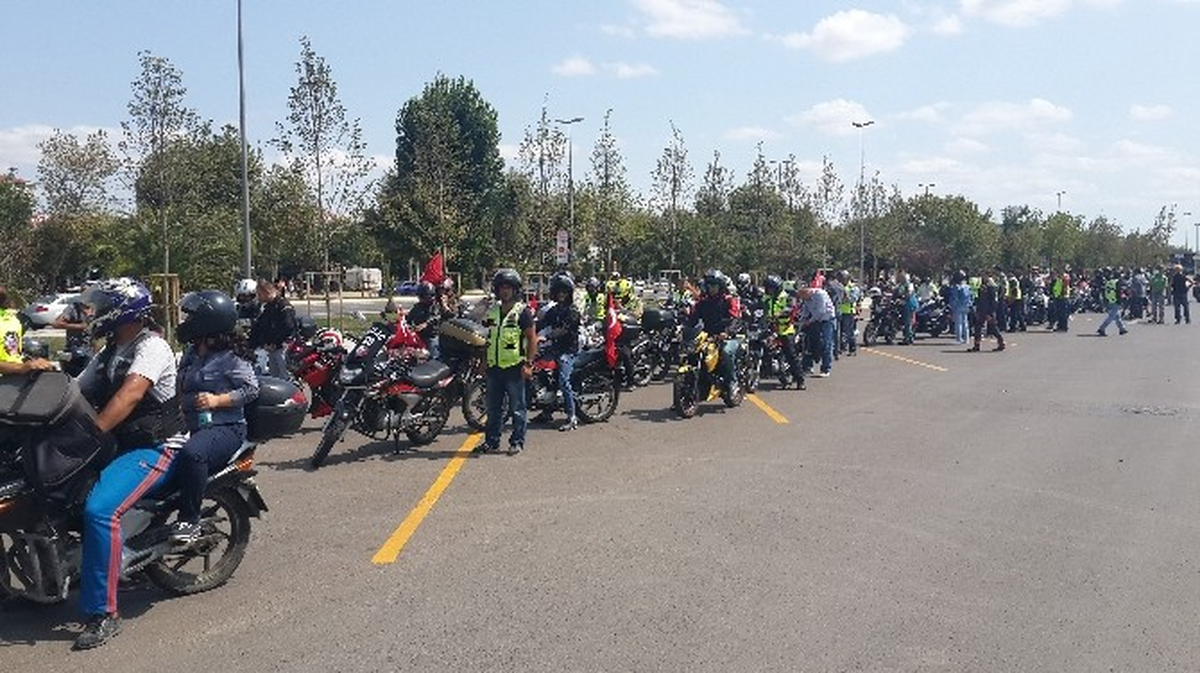 Motosiklet Tutkunları Zafer Bayramı\'nda Şehitleri Unutmadı