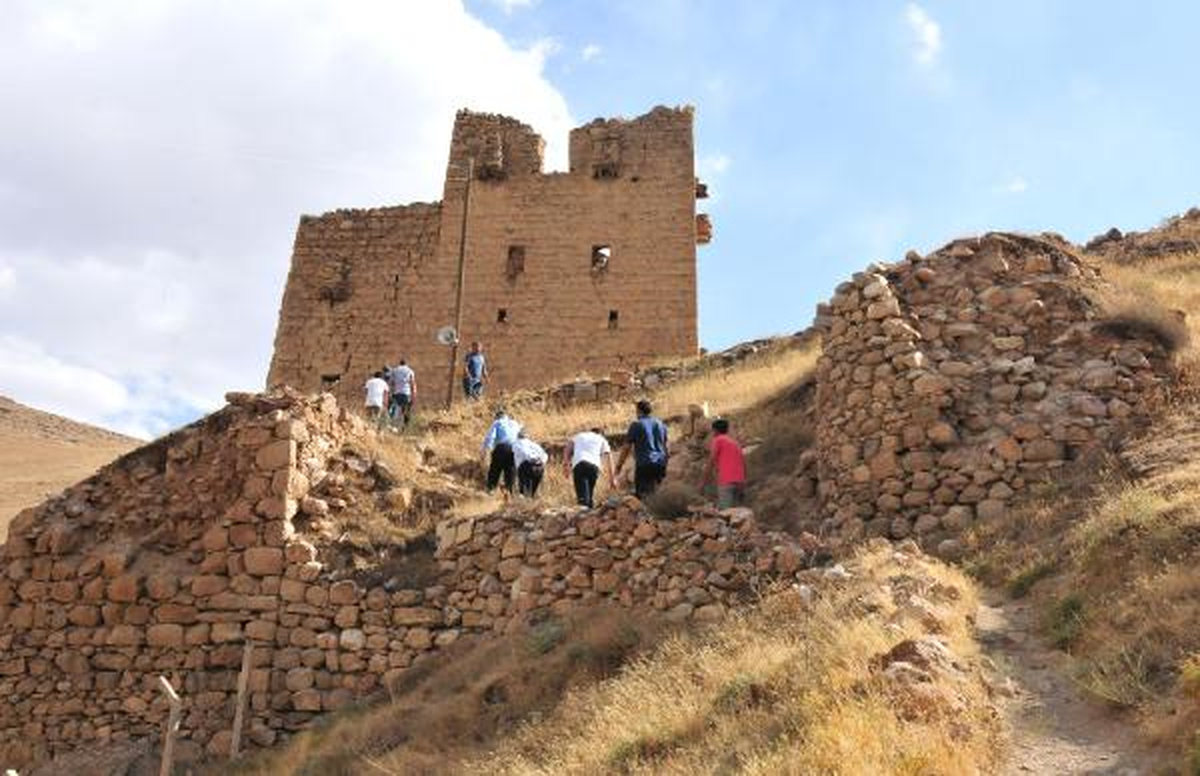 Van\'da Tarihi Zernek Kalesi Turizme Kazandırılıyor