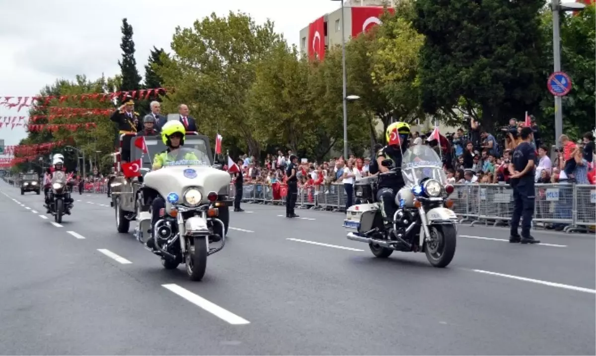 Vatan Caddesi\'nde 30 Ağustos Coşkusu