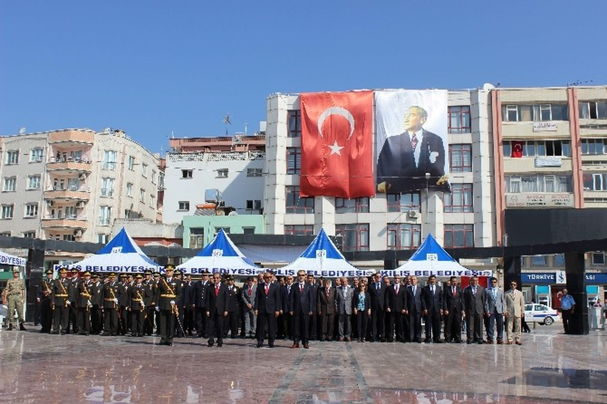 Antalya\'da Zafer Bayramı\'nda Çelenk Krizi