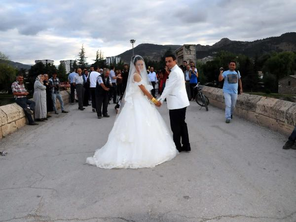 764 Yıllık Köprüde Nikah Kıydılar