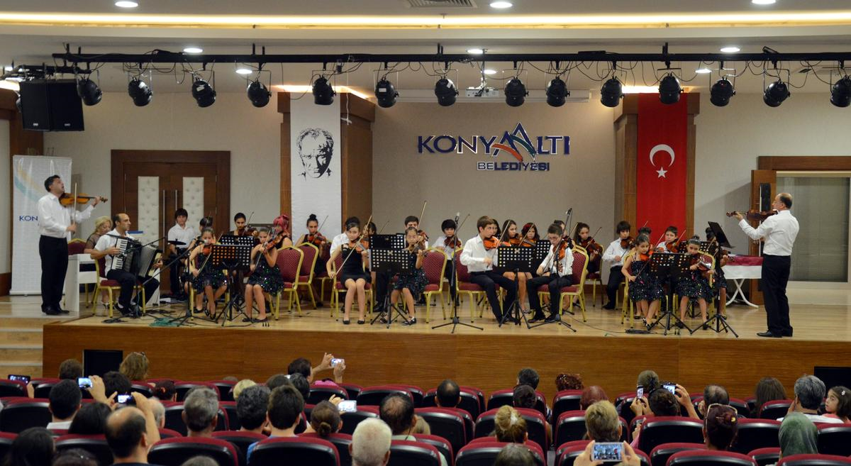 Antalya\'da Çocuklardan Renkli Konser