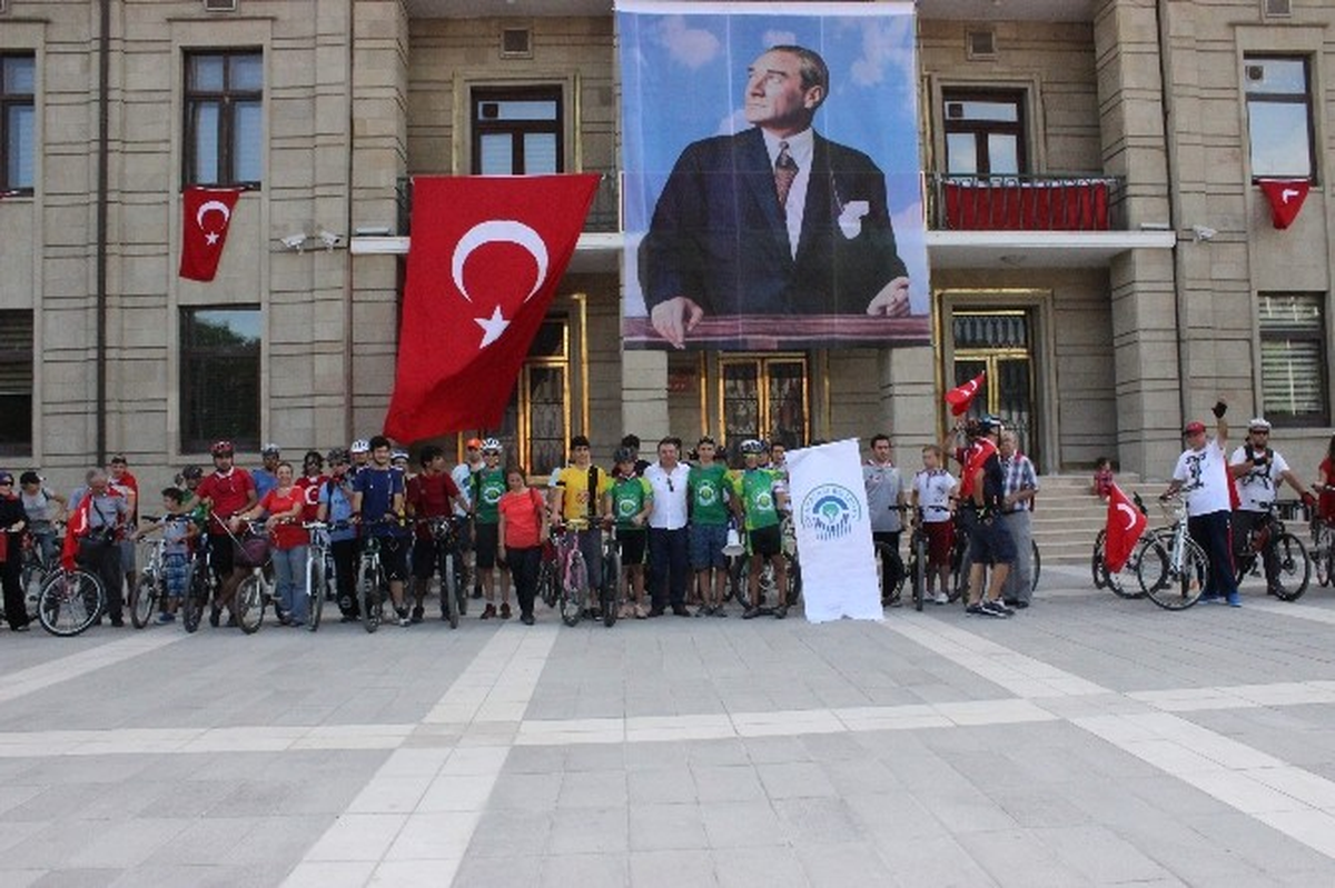 Bisikletçilerden Zafer Turu