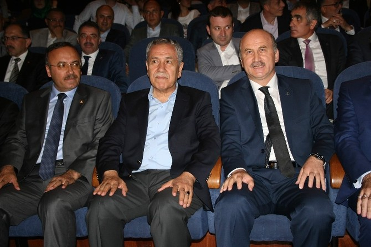 Bülent Arınç: "Bazı Kişiler Partiyi Karıştırmak İçin Adımı Ortaya Attılar"