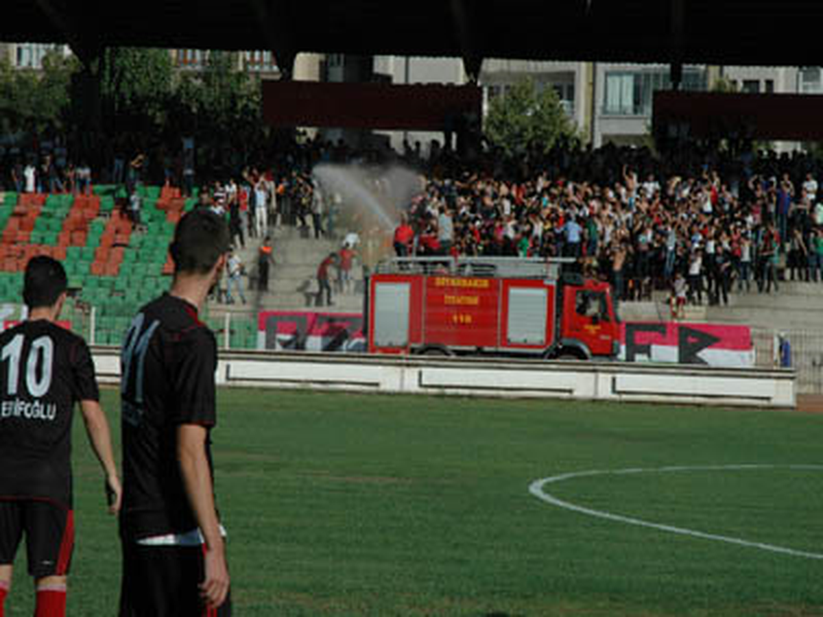 Diyarbakır\'da Tribündeki İtfaiye Serinletti