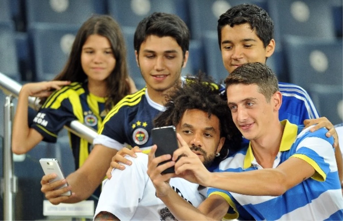 Fenerbahçe\'den Ayrılan Yobo ve Cristian Baroni\'ye Plaket Verildi