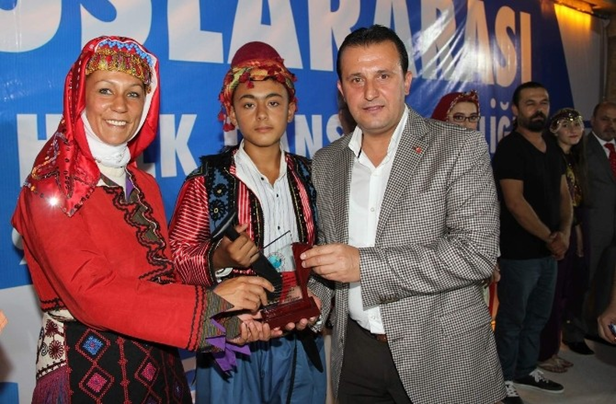 Menderes\'te Halk Dansları Şenliği