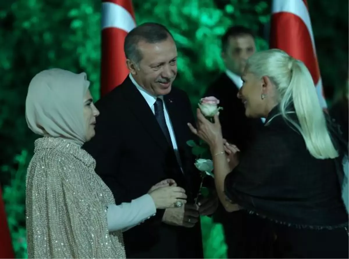 Muazzez Ersoy\'dan Erdoğan Çiftine Gül Jesti!