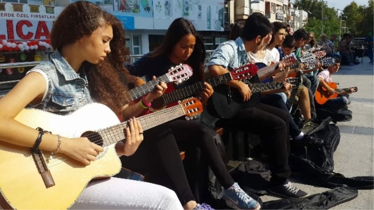 30 Gitarist, Yetenek Yarışmasına Sokakta Hazırlanıyor