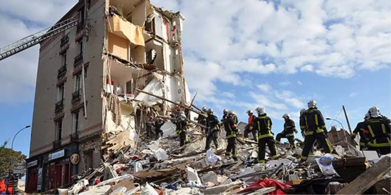 Paris\'te Patlama Sonucu Çöken Bina