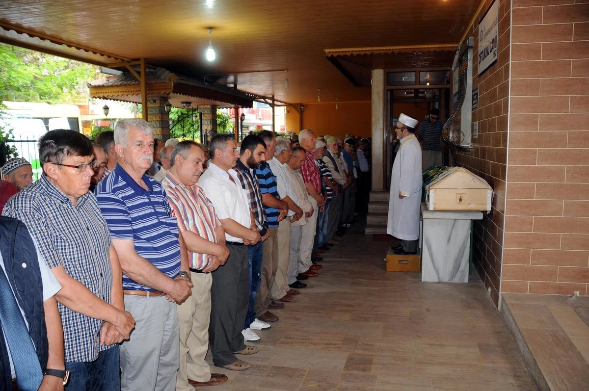 Erkek Kardeşi Tarafından Öldürülen Kadın Toprağa Verildi