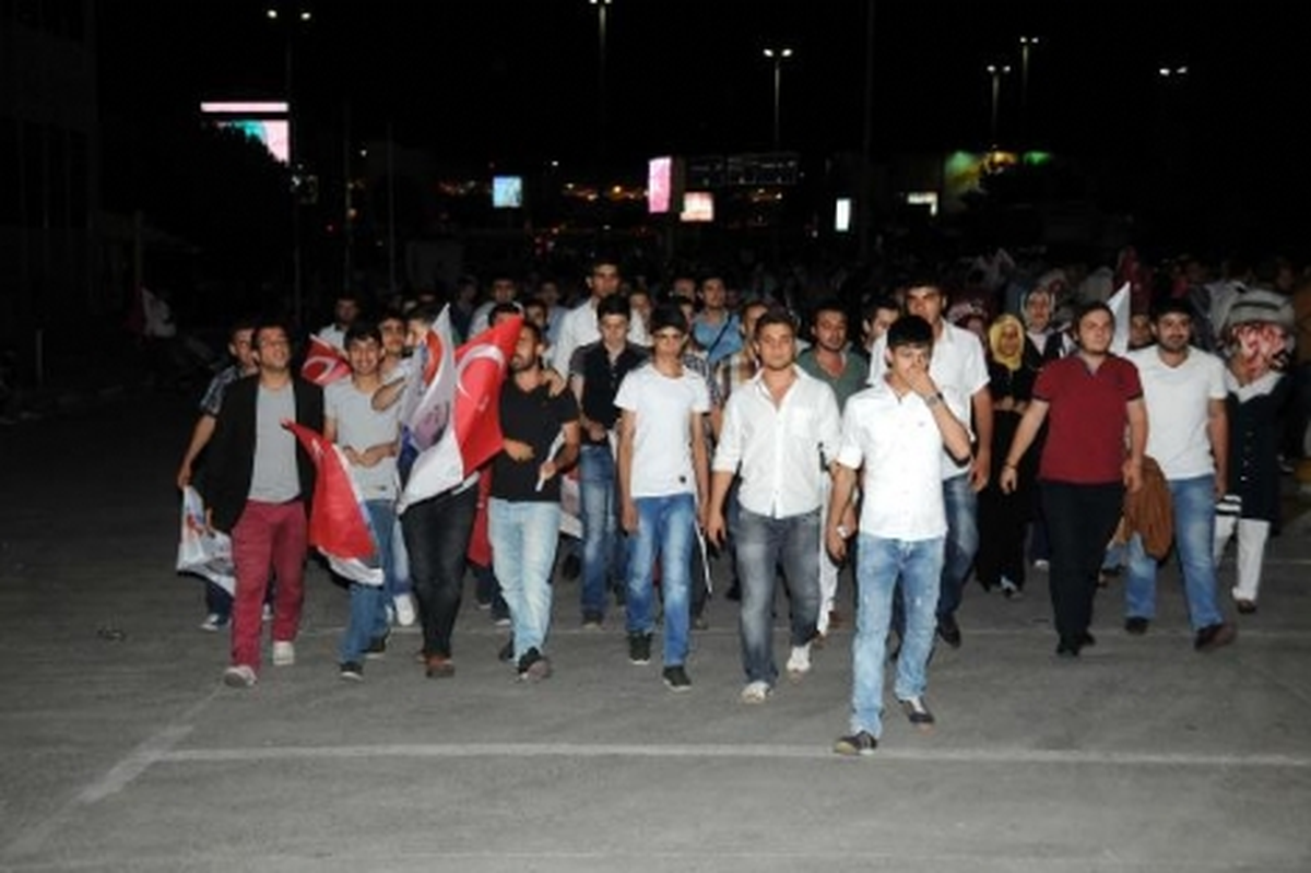 Vatandaşlar Havalimanı\'na Akın Etti
