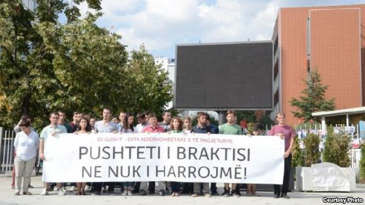 Vetvendosye\'den Kosova Başbakanalık Binası Önünde Eylem