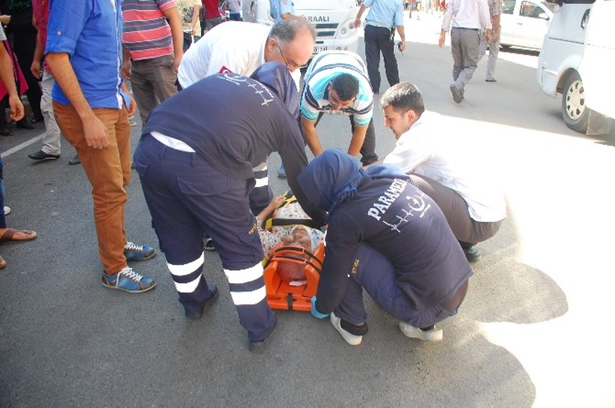 Yolcu Minibüsü Yaşlı Kadına Çarptı
