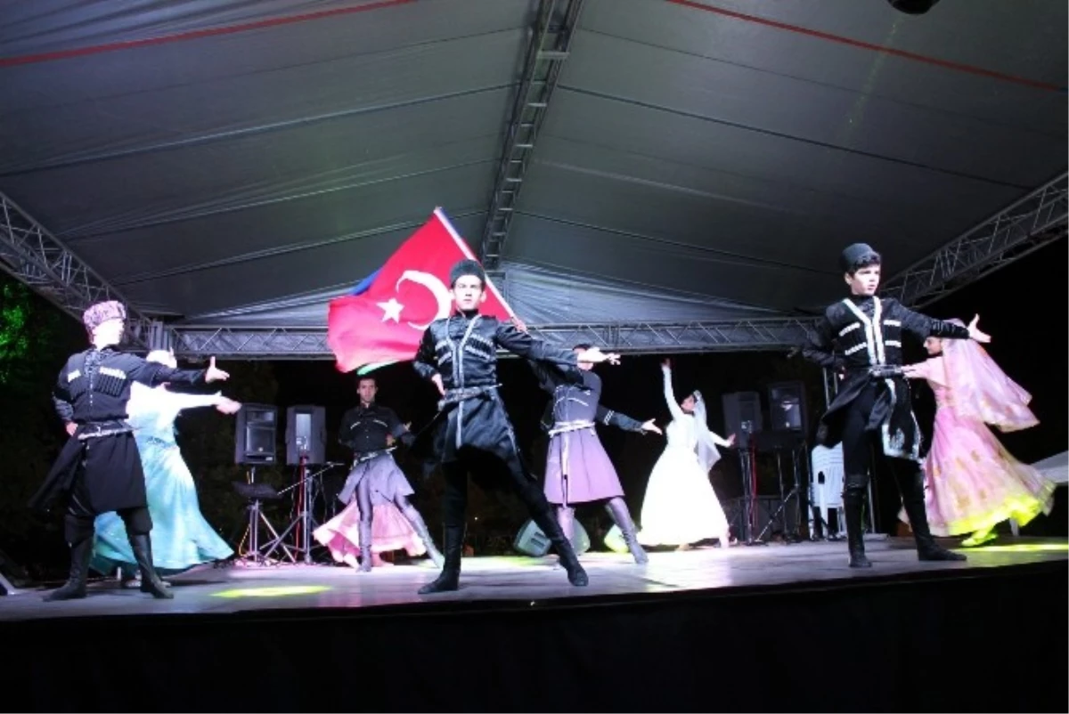 Turhal\'da Azerbaycan Halk Dansları Topluluğu Büyüledi