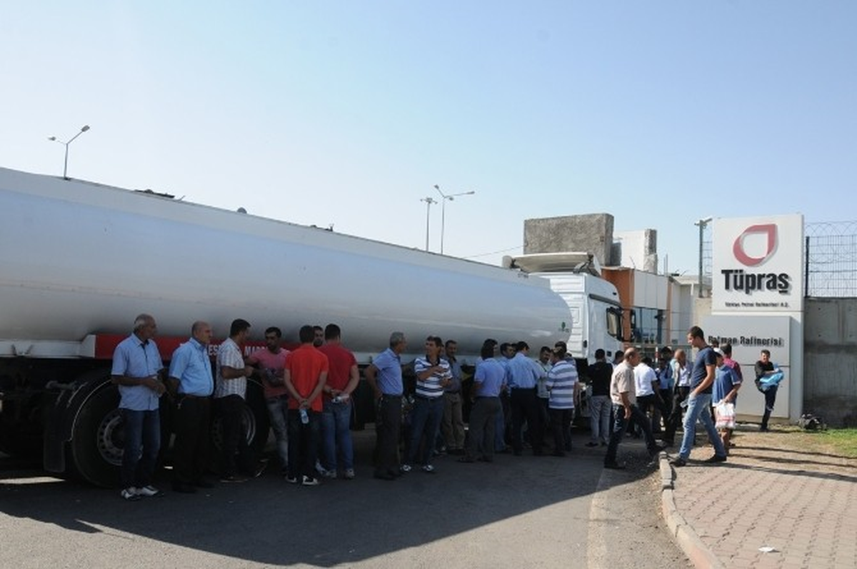 Batman\'da TÜPRAŞ\'a Petrol Taşıyan Tanker Şoförleri Eylem Yaptı
