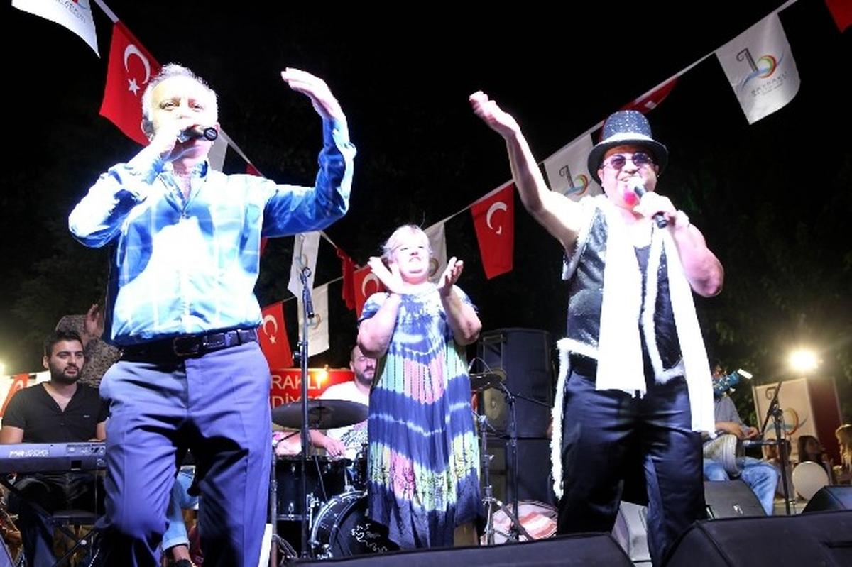 Bayraklı Standı Başkan Karabağ\'la Renklendi