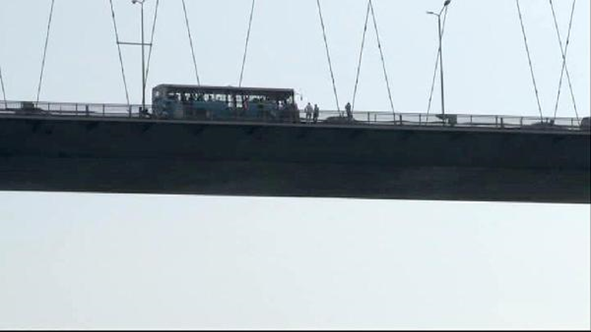 Boğaziçi Köprüsü\'nde Trafiği Kilitleyen Şahıs, İntihar Etti