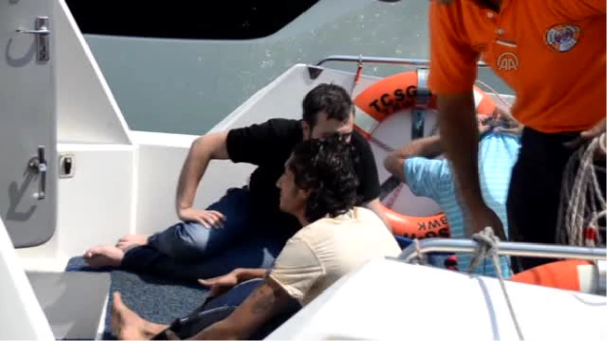 Denizde Boğulma Tehlikesi Geçiren 29 Suriye Uyruklu Kaçak Kurtarıldı