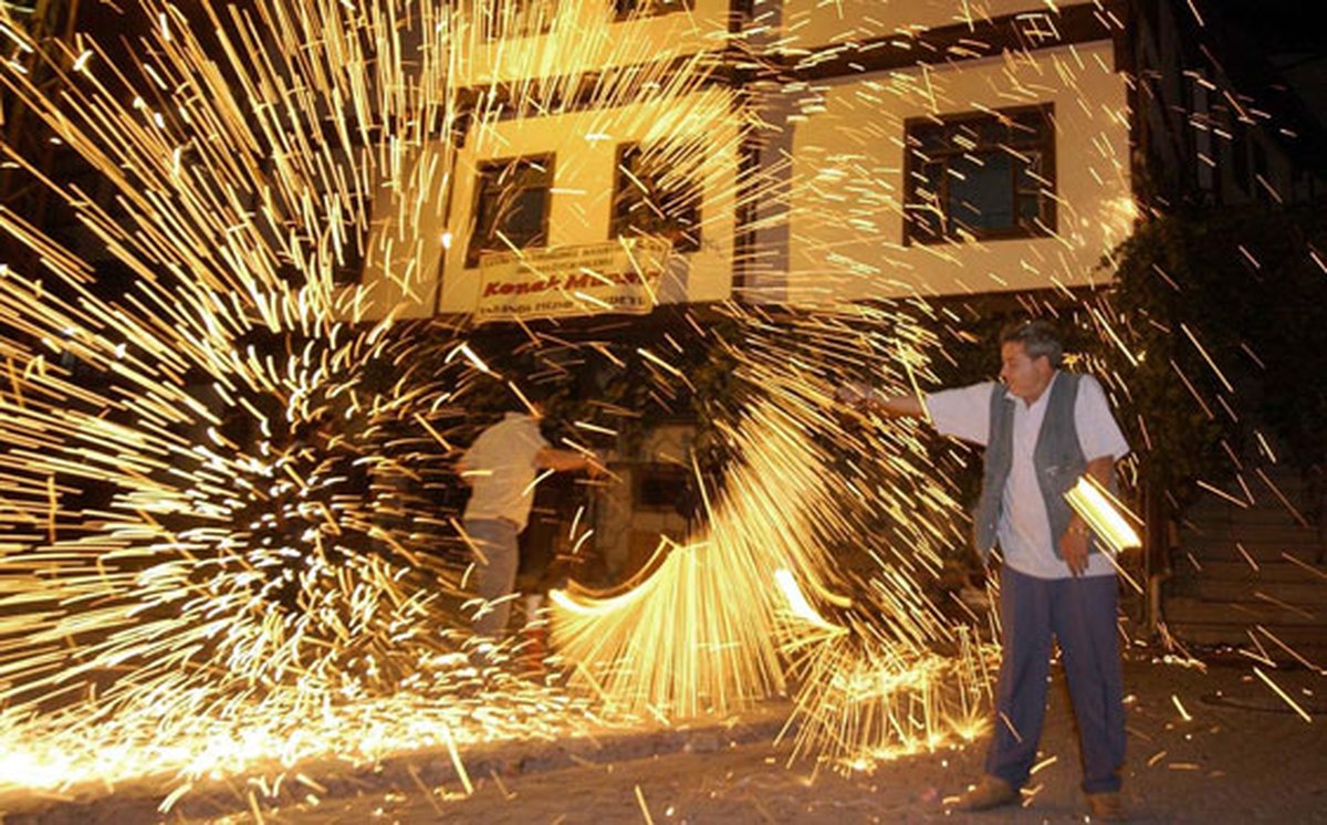 Düğünde Patlatılan Havai Fişek 2 Kişiyi Yaraladı