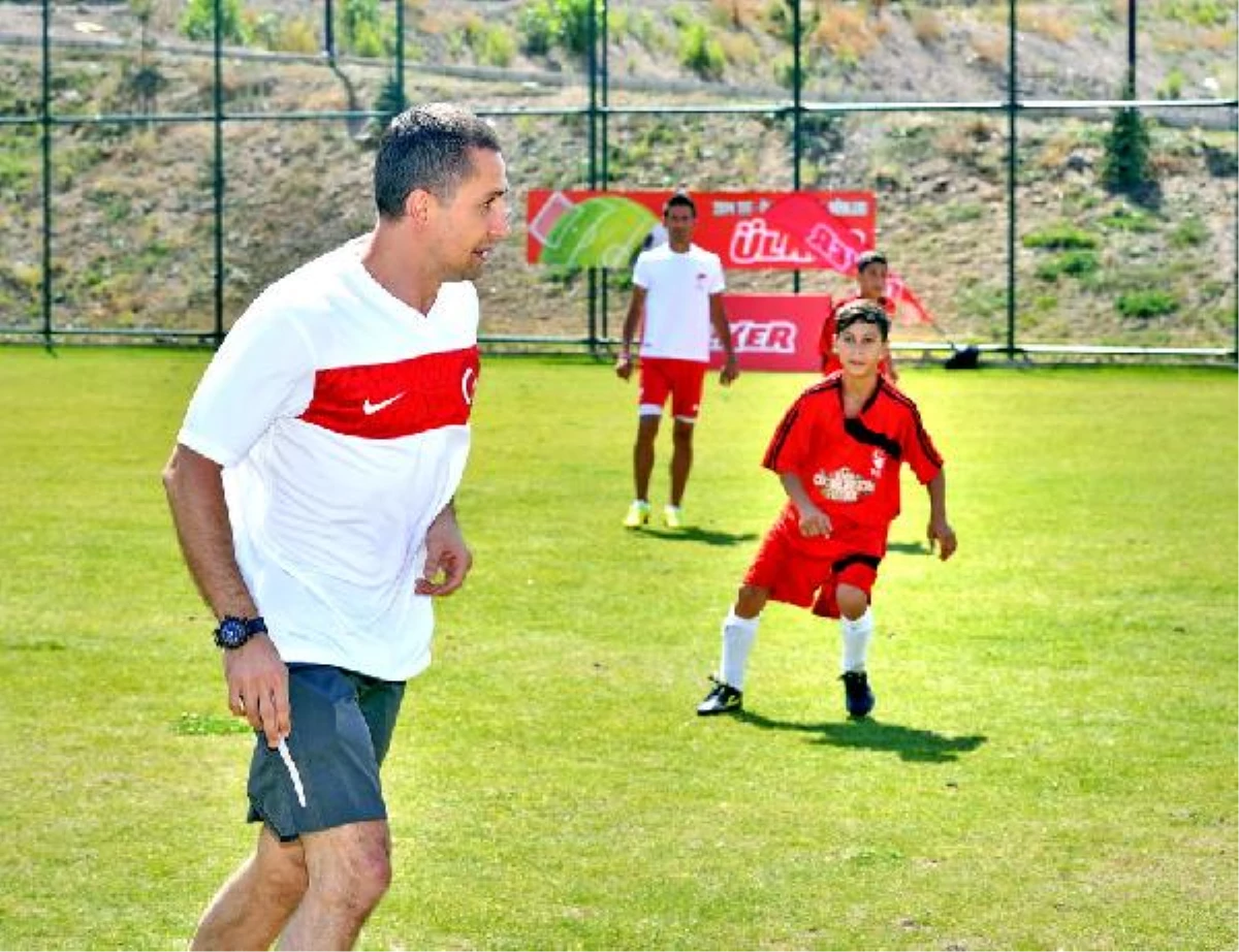 Emre Aşık, Tff-Ülker Futbol Köyleri\'nin Elçisi Oldu