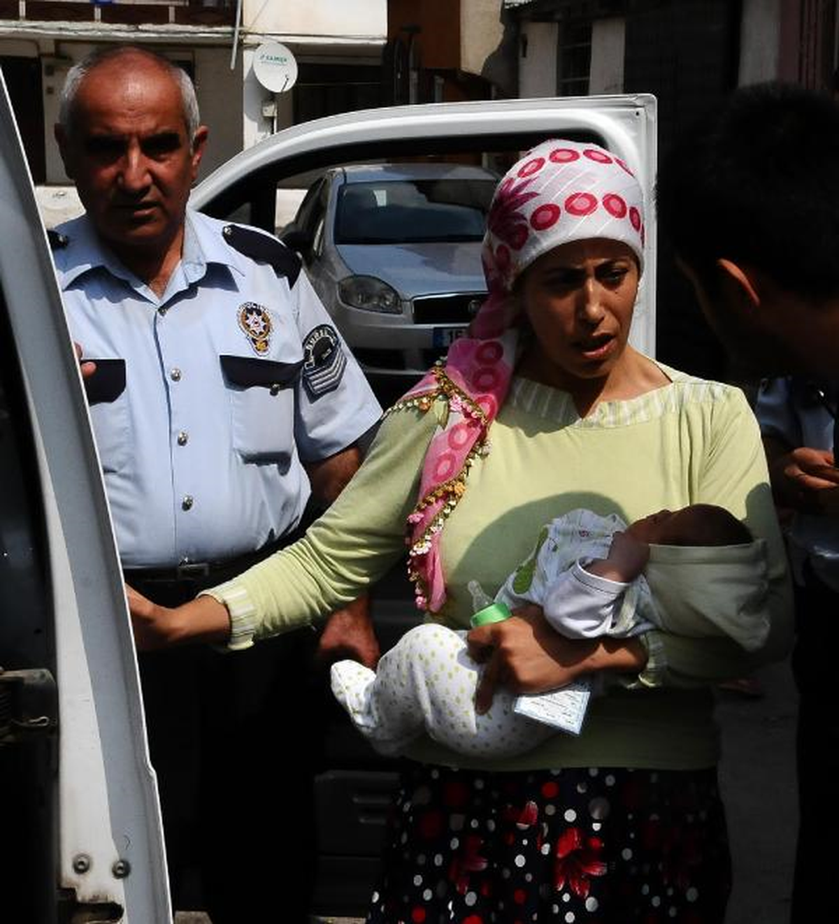 Çarşaf Giyerek Apartmana Giren Erkek, Apartman Sakinlerini Korkuttu