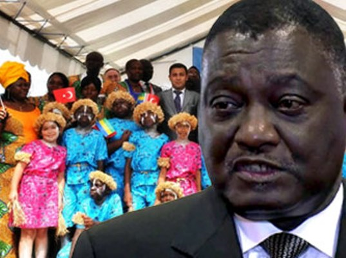 Gabon\'da Eğitim Bakanı İstifa Etti