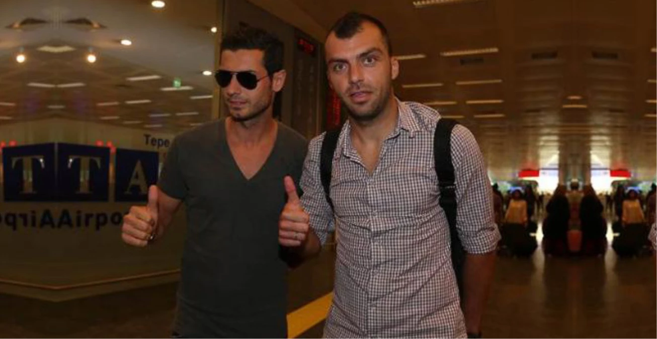 Galatasaray\'ın Yeni Yıldızları Pandev ve Dzemaili İstanbul\'da