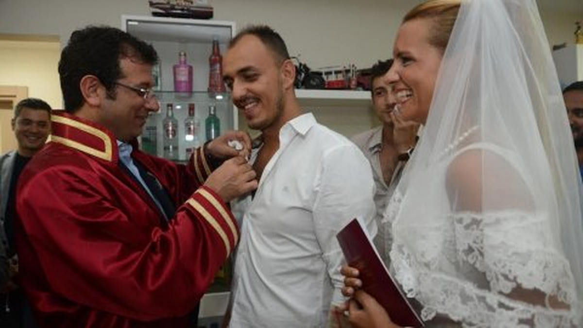 Genç Çiftin Nikahı Gece Yarısı Kıyıldı