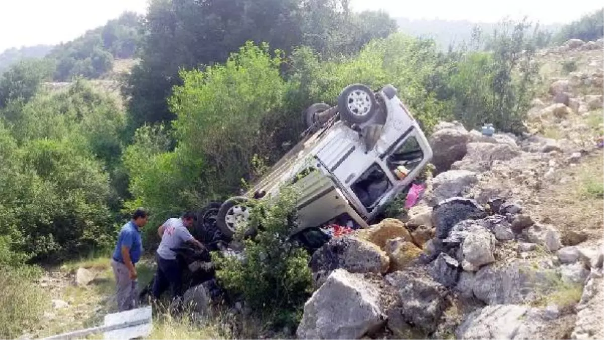 Hafif Ticari Araç Devrildi: 2 Yaralı