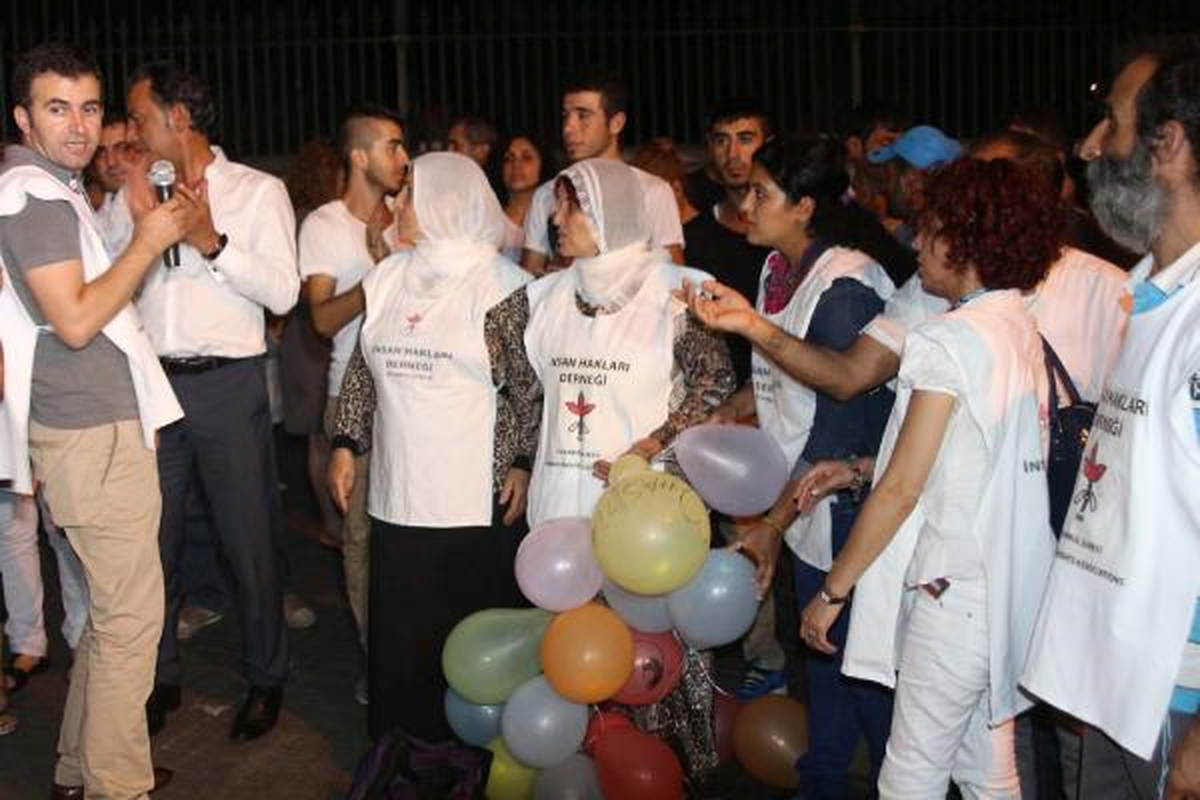 İHD Üyeleri El Ele Tutuşarak Barış Zinciri Oluşturdu