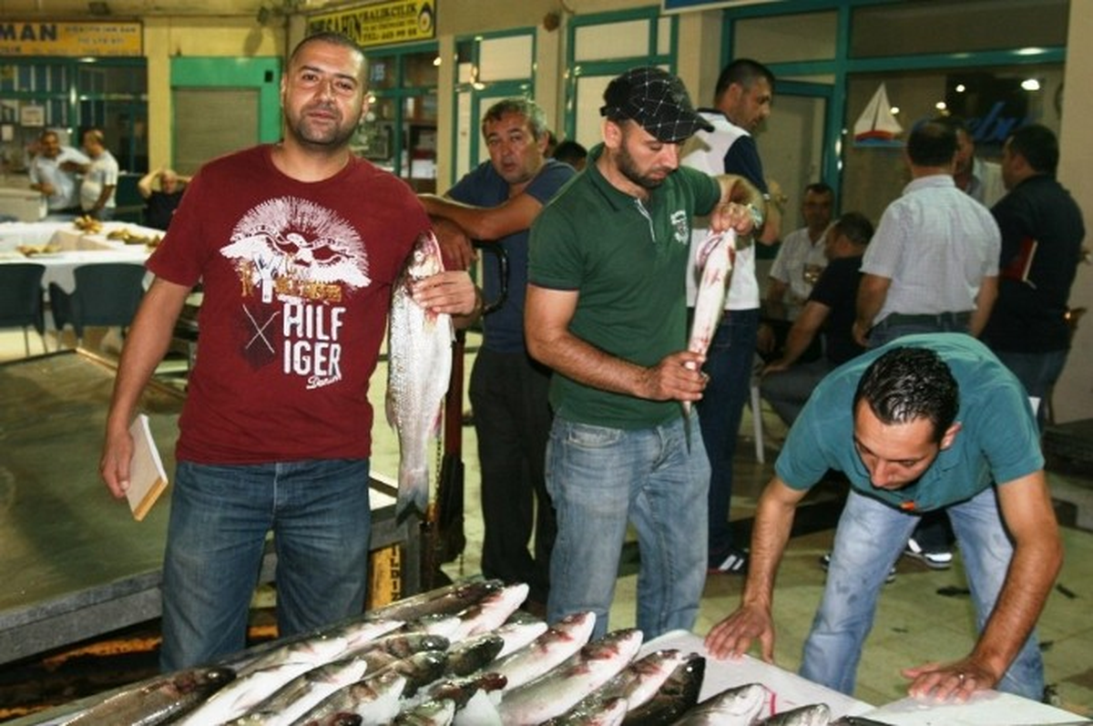 İzmir\'de Balık Sezonu Açıldı