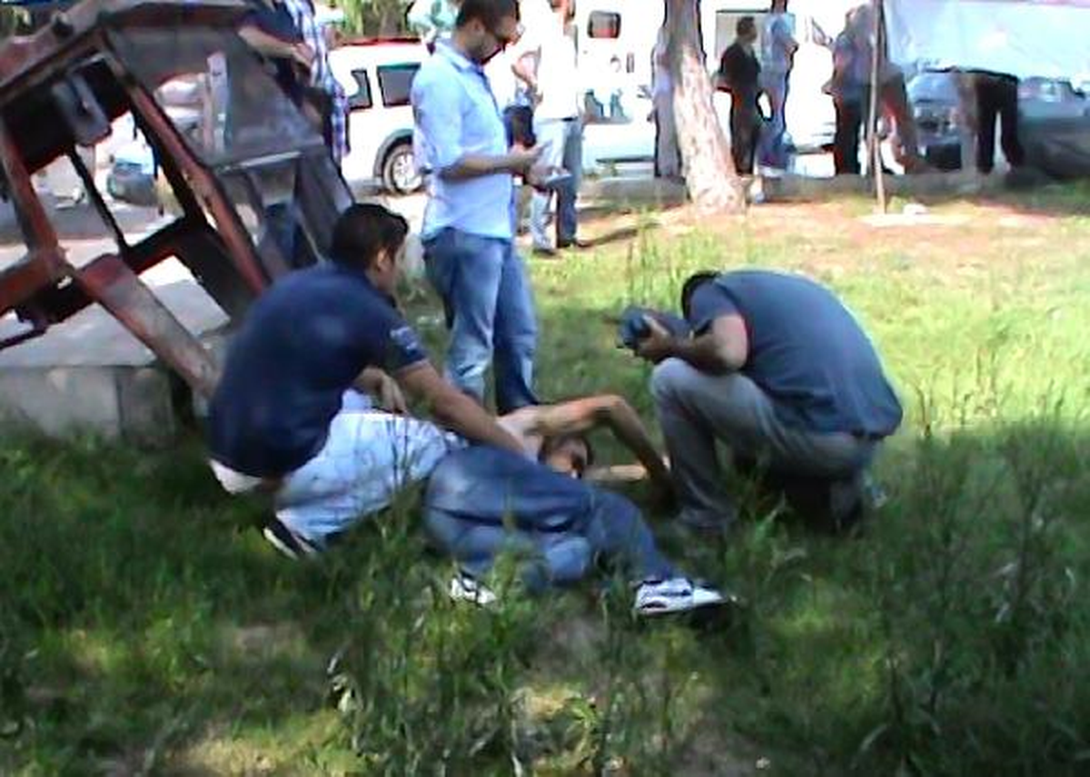 Kaldırımda Yol İstedi, 2 Yerinden Bıçaklandı