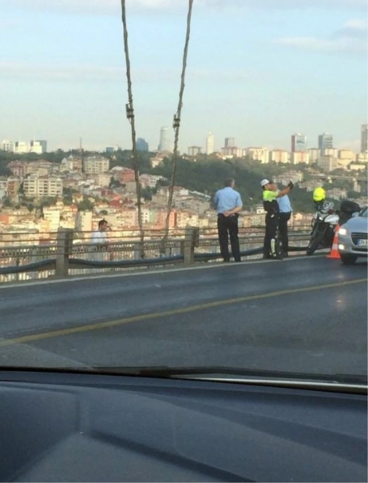 Trafik Polisi, Köprüden Atlayan Şahısla \'İntihar Selfie\'si Çekti