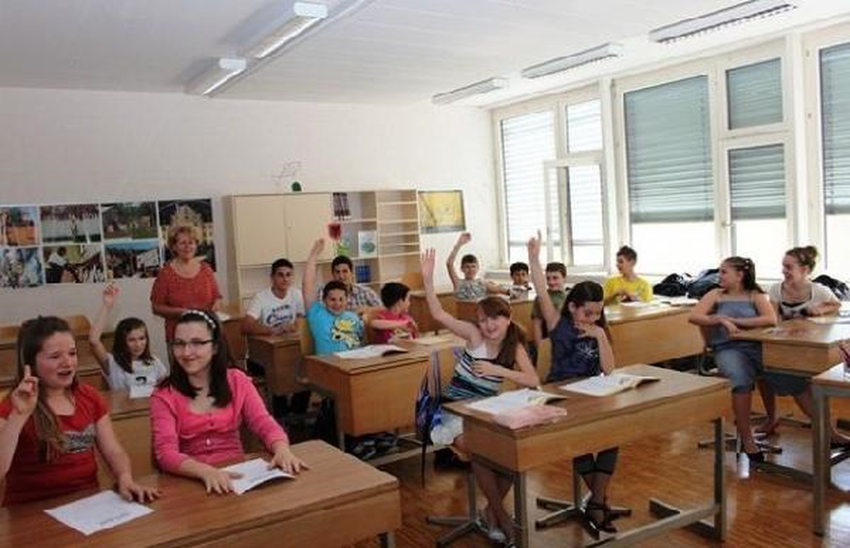 Kosova\'da İlk ve Orta Dereceli Okullarda Yeni Eğitim Yılı Başladı