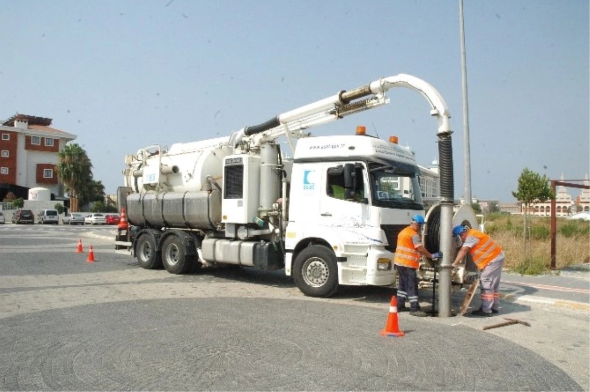 Manavgat\'ta Kanalizasyon Hatları Temizleniyor