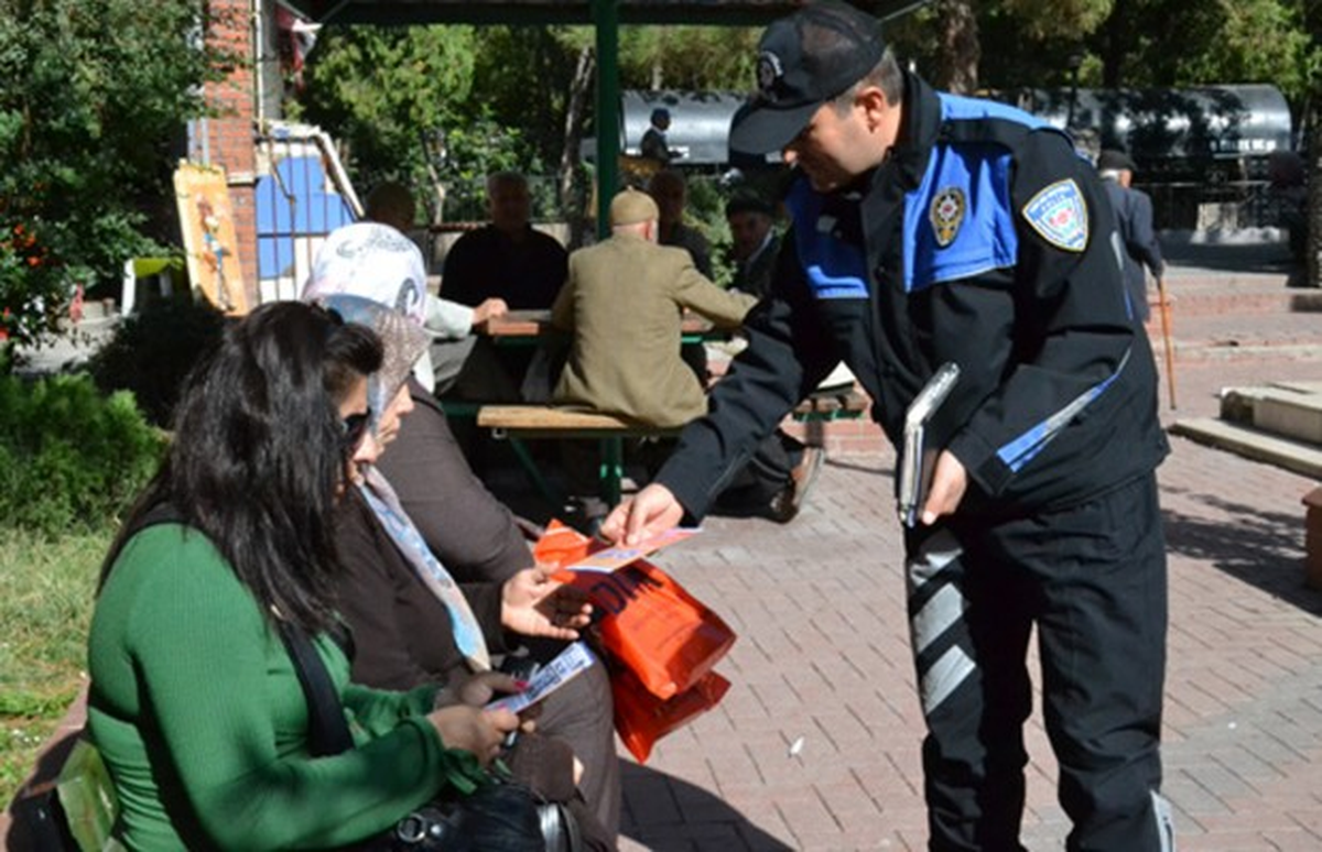 Teröre Karşı Öğrencilere Broşürlü Uyarı