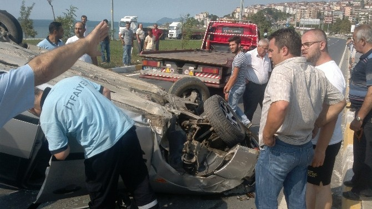 Otomobil Aydınlatma Direğine Çarptı: 3 Yaralı