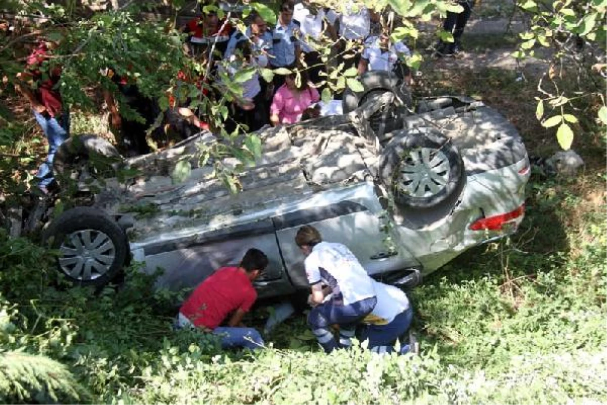 Safranbolu\'da Bir Otomobil Evin Bahçesine Uçtu: 3 Yaralı